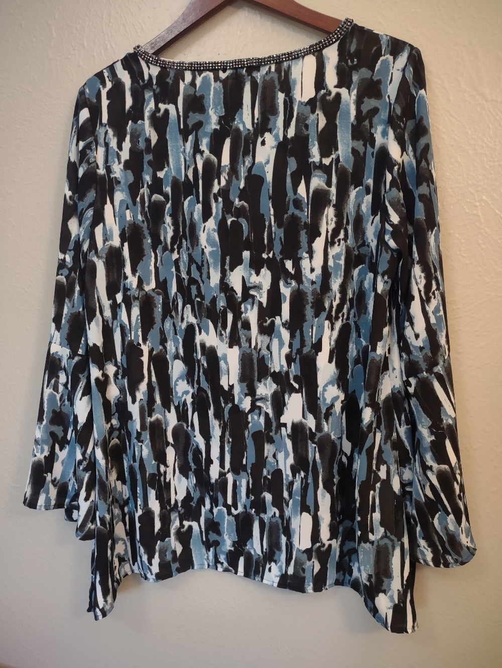 Juicy Couture Blue Abstract Print Rhinestone Keyhole Bell Sleeve Blouse Large - Picture 12 of 13